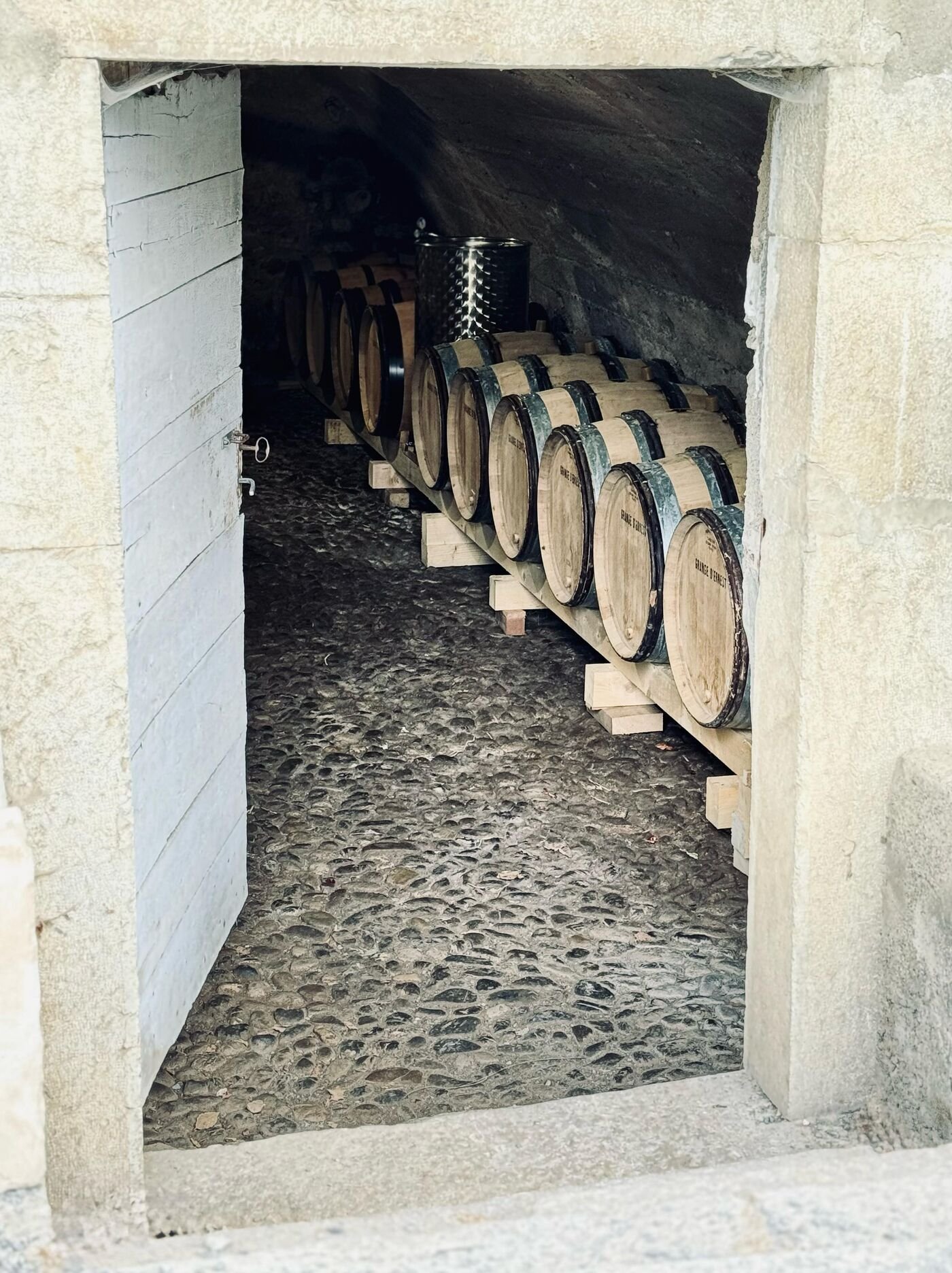 Entrée de la cave voûtée et ses fûts